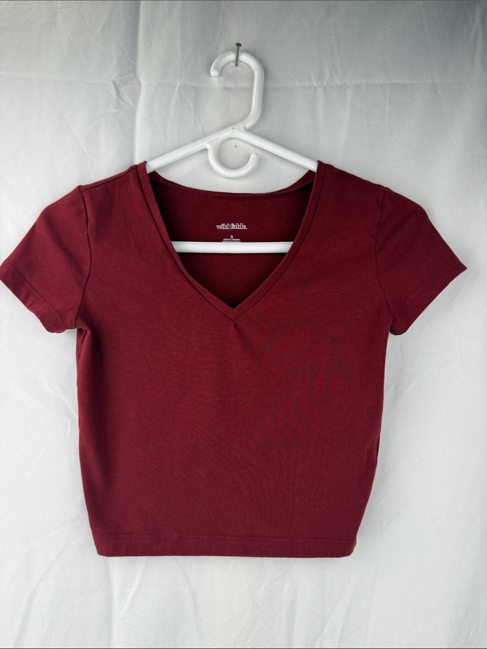 wild fable Women’s Size Small Cropped V-Neck Short Sleeve Top Wine Burgundy